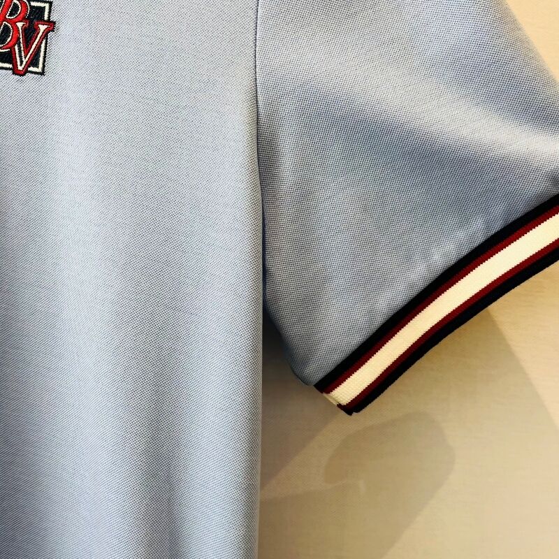 Kaos Polo Biru Cahaya Pria dengan Kerah Kontras & Logo Bersulaman Gaya Bisnis-Kasual Kaos Polo Pique Pria