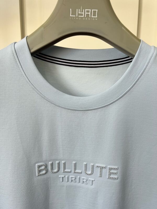 Kaos Kru Pria Mewah Desain Logo Cetak Mengadopsi Proses Embossing Kain Asli Ditambah Proses Vinyl Transfer Panas OEM/ODM