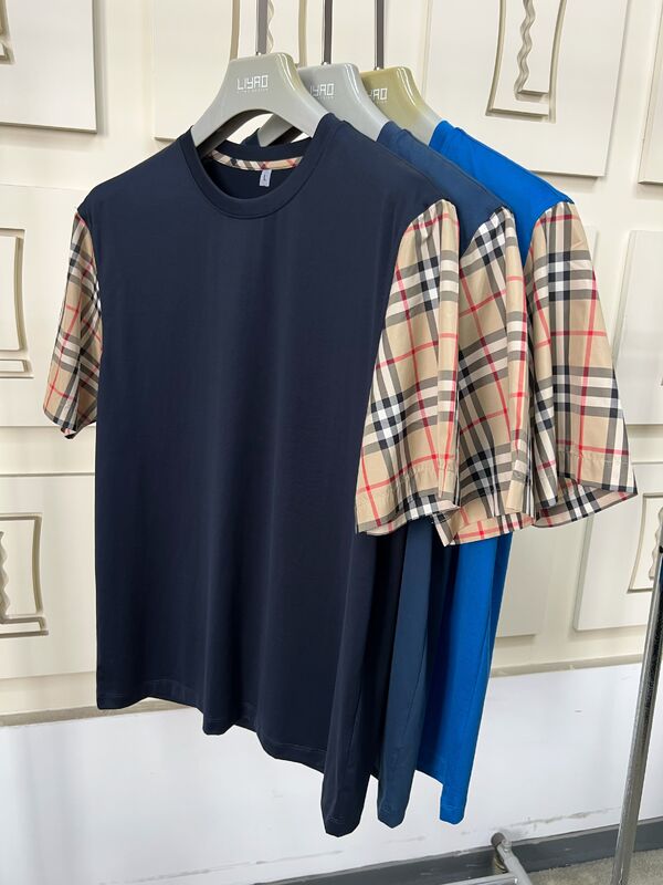 Kaos Fashion Pria dengan Lengan Kotak-kotak Ikonik, Leher Kru Fit Reguler, Katun Berkualitas Tinggi