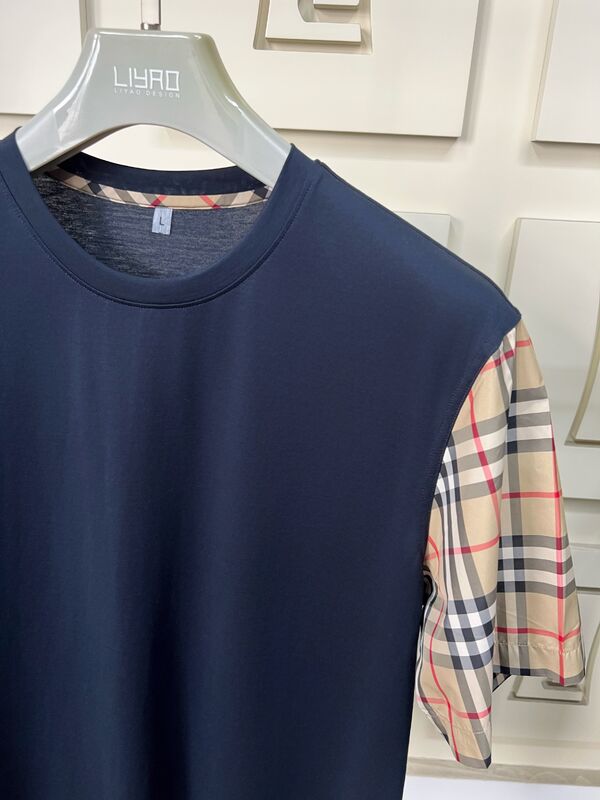 Kaos Fashion Pria dengan Lengan Kotak-kotak Ikonik, Leher Kru Fit Reguler, Katun Berkualitas Tinggi