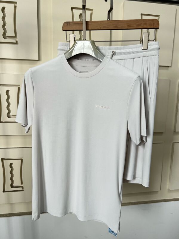 Pria Kualitas Tinggi Kebugaran Berlari celana pendek Bernafas Bahan cepat kering Panjang lutut Musim Panas Kembali Kantong Kantong Desain sederhana